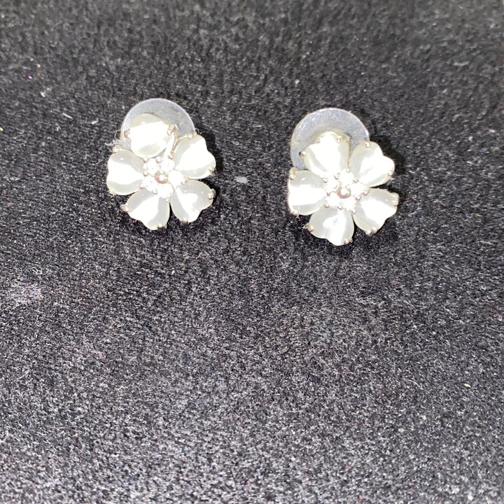 Beautiful crystal flower earrings